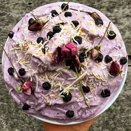 Banana blueberry smoothie bowl